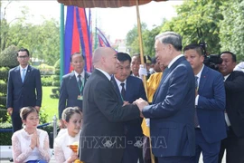 El rey camboyano, Norodom Shihamoni (en la izquierda), recibe al presidente vietnamita, To Lam (en la derecha). (Fuente: VNA)