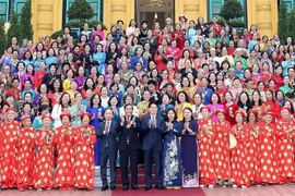 El presidente Luong Cuong se reúne con distinguidas mujeres mayores. (Fuente: VNA)