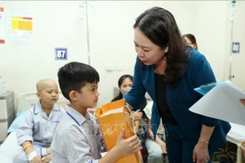 Vicepresidenta de Vietnam Vo Thi Anh Xuan entrega obsequios a pacientes infantiles. (Fuente: VNA)