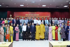 El presidente del Parlamento de Vietnam, Tran Than Man, se reúne con connacionales en Laos. (Fuente: VNA)