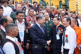 Presidente vietnamita se reúne con personas prestigiosas de minorías étnicas. (Fuente:VNA)