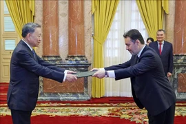 Presidente vietnamita recibe a nuevos embajadores