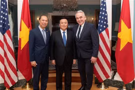 El miembro del Buró Político y presidente del Consejo Teórico Central del Partido Comunista de Vietnam y director de la Academia Nacional de Política Ho Chi Minh, Nguyen Xuan Thang (medio), se reúne con el primer subsecretario de Estado de Estados Unidos, Kurt Campbell (derecha). (Fuente:VNA)
