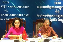 La presidenta de Asociación de Amistad Vietnam-Camboya, Nguyen Thi Thanh(izquierda), y la titular de la Asociación de Amistad Camboya-Vietnam, Men Sam An, en la conferencia. (Fuente: VNA)