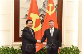 Nguyen Xuan Thang, miembro del Buró Político del Partido Comunista de Vietnam (PCV), presidente del Consejo Teórico Central y director de la Academia Nacional de Política Ho Chi Minh (izquierda) y Li Shulei, miembro del Buró Político, secretario del Secretariado del Comité Central del PCCh y jefe del Departamento de Publicidad del Comité Central del PCCh. (Fuente: VNA)