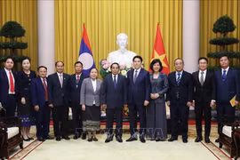 El presidente vietnamita, Luong Cuong, el miembro permanente de la Secretaría del Comité Central del Partido Popular Revolucionario de Laos (PPRL) y vicepresidente del país, Bounthong Chitmany, y delegados. (Fuente: VNA)