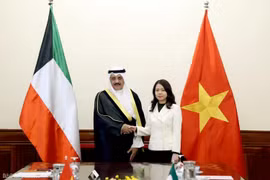 La viceministra de Relaciones Exteriores de Vietnam, Nguyen Minh Hang, y el ministro adjunto de Asuntos Exteriores para Asuntos de Asia, Sameeh Essa Johar Hayat. (Fuente: VNA)