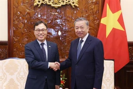 El presidente de Vietnam, To Lam, recibe al embajador de Seúl en Hanoi, Choi Young Sam. (Fuente:VNA)