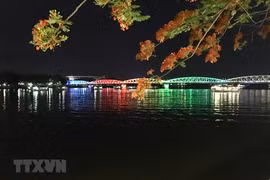 [Fotos] Río Perfume, en la ciudad central de Hue, atrae a turistas por la noche