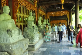 [Foto] Delegados extranjeros del Vesak 2019 visitan la pagoda Bai Dinh 
