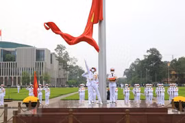 [Foto] Saludos a la bandera en la plaza Ba Dinh en 45 aniversario de la Reunificación Nacional