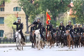 [Foto] Fundan unidad de policía móvil de caballería en Vietnam