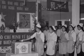 [Foto] Tras la guerra, Vietnam superó las dificultades para la reconstrucción nacional bajo la dirección del Partido Comunista 