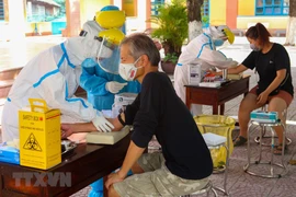 [Foto] Da Nang realiza prueba de COVID-19 para extranjeros 