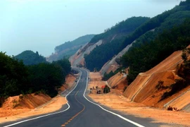 [Fotos] Abrirán al tráfico autopista en el centro de Vietnam 