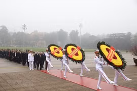 [Foto] Dirigentes vietnamitas rinden homenaje al Presidente Ho Chi Minh 