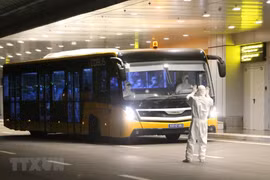 [Foto] 30 ciudadanos vietnamitas procedentes de China llegan al aeropuerto Van Don