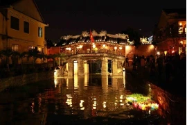 [Fotos] Turistas disfrutan del ritual del lanzamiento de faroles flotantes en Hoi An