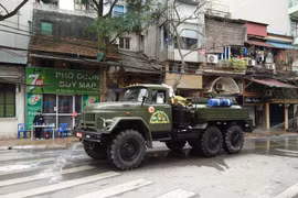 [Foto] Desinfectan vecindario donde reside infectado con COVID-19 en Hanoi