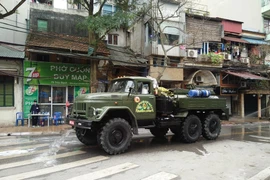 [Foto] Desinfectan vecindario donde reside infectado con COVID-19 en Hanoi