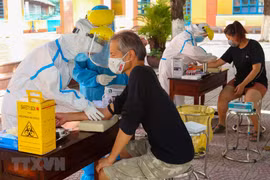 [Foto] Da Nang realiza prueba de COVID-19 para extranjeros 