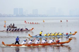 [Fotos] Competencia de remo en lago Oeste en las fiestas del Tet