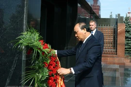 [Fotos] Premier vietnamita Nguyen Xuan Phuc rinde homenaje póstumo a V.I. Lenin
