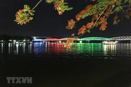 [Fotos] Río Perfume, en la ciudad central de Hue, atrae a turistas por la noche