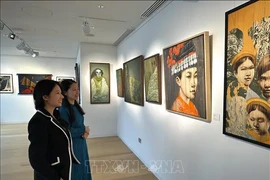 La galería de arte vietnamita Thang Long presenta en la casa de subastas Bonhams una exposición titulada "Una mirada a Vietnam" (Fuente:VNA)