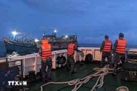 El buque 468 de la Región Naval 4 remolcó un barco pesquero con el eje del timón roto a la isla de Song Tu Tay (Fuente: VNA) 