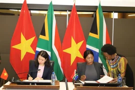 La viceministra de Relaciones Internacionales y Cooperación de Sudáfrica, Anna Thandi Moraka (derecha), y su par vietnamita, Nguyen Minh Hang (Fuente: VNA)