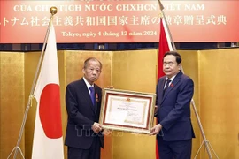 El presidente de la Asamblea Nacional (AN) de Vietnam, Tran Thanh Man (derecha) recibe al presidente de la Alianza Parlamentaria de Amistad Japón-Vietnam, Nikai Toshihiro (Fuente: VNA)