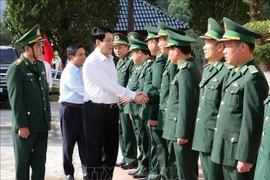 El presidente de Vietnam, Luong Cuong, al frente de una delegación, visita y entrega regalos a oficiales y soldados de la estación de guardia fronteriza de Bat Mot (Fuente: VNA)