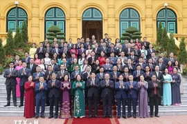 El presidente de Vietnam, Luong Cuong, sostuvo hoy en Hanoi un encuentro con líderes, funcionarios y trabajadores de la Oficina Presidencial (Fuente: VNA)