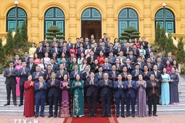 El presidente de Vietnam, Luong Cuong, sostuvo hoy en Hanoi un encuentro con líderes, funcionarios y trabajadores de la Oficina Presidencial (Fuente: VNA)