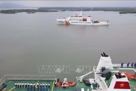 El Comando de la Región 3 de la Guardia Costera de Vietnam celebra una ceremonia de despedida para el buque CSB 8005 que transporta una delegación de trabajo a la India (Fuente: VNA)