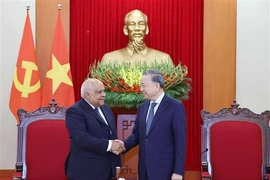 El secretario general del Partido Comunista de Vietnam, To Lam, (D) recibe al saliente embajador cubano, Orlando Nicolás Hernández Guillén. (Fuente: VNA)