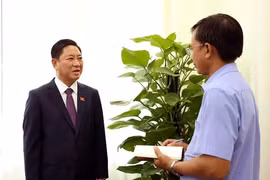 El presidente del Comité Popular de Ninh Thuan, Tran Quoc Nam, responde a las preguntas de reporteros de la VNA (Fuente: VNA)