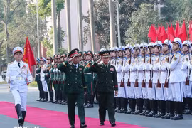 El ministro de Defensa vietnamita, general Phan Van Giang, recibe a su homólogo laosiano, teniente general Khamliang Outhakaysone (Fuente: VNA)