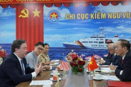 El embajador de Estados Unidos en Vietnam, Marc E. Knapper, trabaja con el viceministro de Agricultura y Desarrollo Rural, Phung Duc Tien (Fuente: VNA)