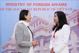 La vicecanciller vietnamita Le Thi Thu Hang (derecha) conversó con la secretaria de Estado a cargo del Indo-Pacífico en el Parlamento del Reino Unido, Catherine West (Fuente: VNA)