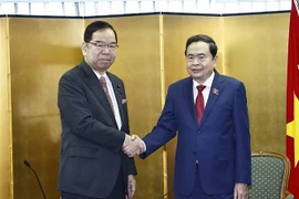 El presidente de la Asamblea Nacional de Vietnam, Tran Thanh Man (derecha), dialoga con el titular del Presídium del Comité Central del Partido Comunista de Japón (PCP), Shii Kazuo (Fuente: VNA)