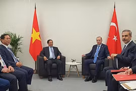 El primer ministro vietnamita, Pham Minh Chinh, se reunió con el presidente de Turquía, Recep Tayyip Erdogan, en el marco de su viaje a Rusia para asistir a la Cumbre del grupo ampliado de BRICS en la ciudad rusa de Kazán (Fuente: VNA)