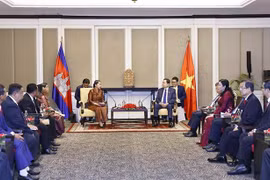 El titular de la Asamblea Nacional de Vietnam, Tran Thanh Man, recibió a Samdech Men Sam An, presidenta de la Asociación de Amistad Camboya-Vietnam (Fuente: VNA)