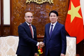 El presidente de Vietnam, Luong Cuong, recibe en Hanoi al embajador saliente de Argelia, Sofiane Chaib (Fuente: VNA)