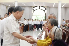 El secretario general del Partido Comunista de Vietnam, To Lam, entrega regalos a las madres heroicas de Dong Thap (Fuente: VNA)