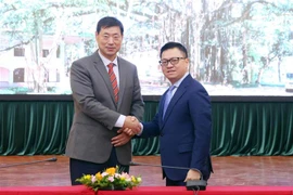 El editor jefe del diario Nhan Dan (Pueblo), Le Quoc Minh (derecha), y el presidente y director general de la Agencia de noticias Yonhap de Corea del Sur, Hwang Dae-il (Fuente: VNA)