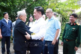 El miembro del Buró Político del Partido Comunista de Vietnam (PCV), Nguyen Trong Nghia, saludó a los testigos históricos de los “barcos sin número” en provincia de Phu Yen (Fuente: VNA)