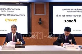 El director general de VNVC, Ngo Chi Dung, firmó la Carta de intención con representante de la empresa Sanofi (Fuente:VNA)