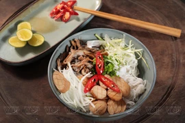 Disfrutan Pho vegetariano en Hanoi